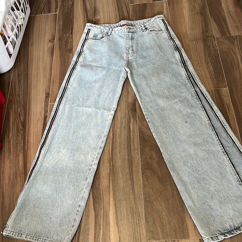 Zipper Jean! Light denim zipper on each side !